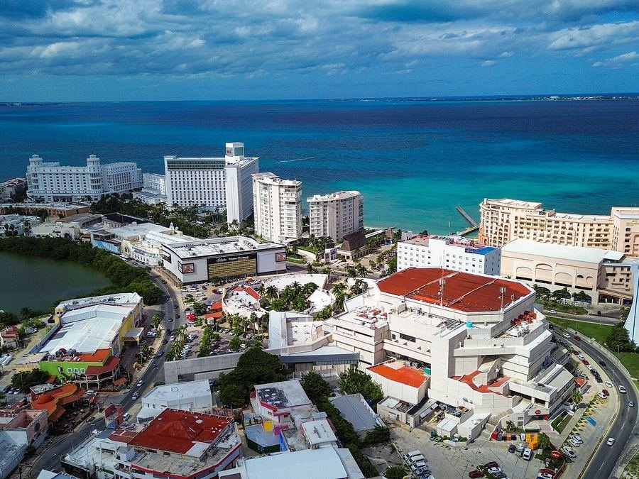 Vista aérea de la Zona Hotelera de Cancún con el mar Caribe al fondo