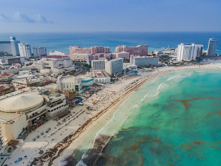 Vista aérea de la playa y los hoteles de la Zona Hotelera de Cancún