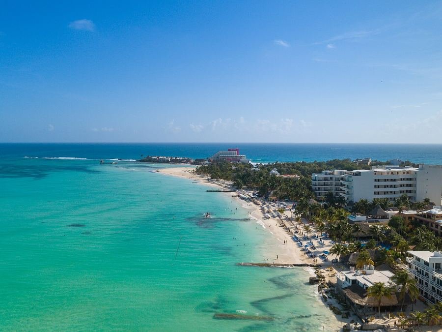 Vista aérea de Playa Norte en Isla Mujeres, frente a Cancún, con agua turquesa