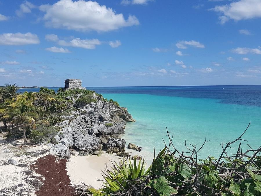 Playa de Tulum con las ruinas mayas sobre el acantilado