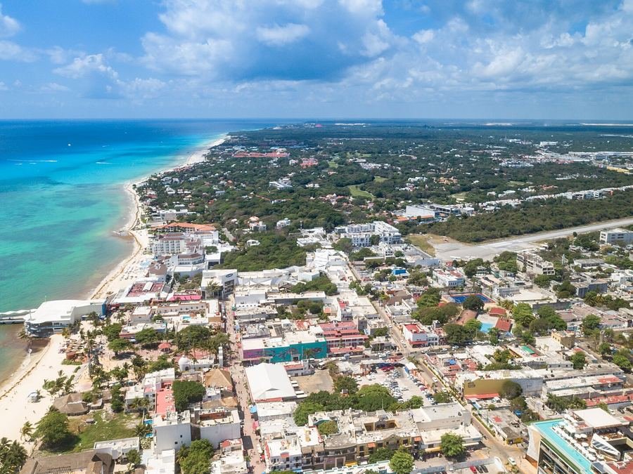 Vista aérea de Playa del Carmen con el mar turquesa y la costa de la Riviera Maya